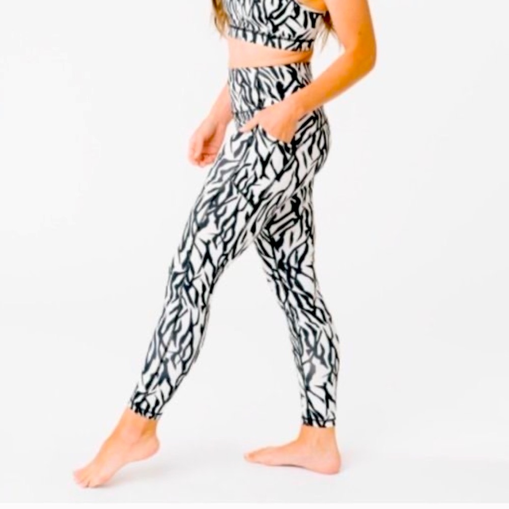 ZYIA Active Size 6-8  Safari Pocket Brilliant Hi-Rise 7/8 Legging $72